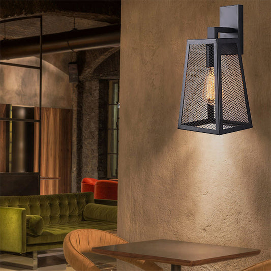 Frendorf | Schwarz Mesh Cage Wandleuchte mit trapezförmigem Schirm Bauernhaus Stil Metall 1 Licht Innenwandleuchte