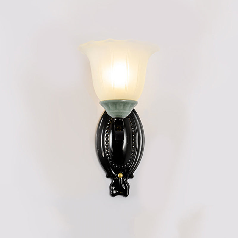 Frendorf | 1/2-Licht Wandleuchte Retro-Stil Schlafzimmer Wandmontage Beleuchtung mit gewelltem Glockenmattem Glas-Schirm in Schwarz