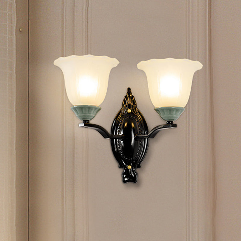 Frendorf | 1/2-Licht Wandleuchte Retro-Stil Schlafzimmer Wandmontage Beleuchtung mit gewelltem Glockenmattem Glas-Schirm in Schwarz