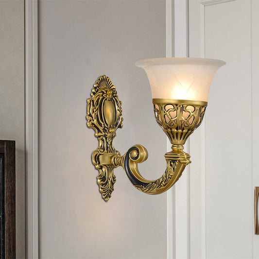 Frendorf | 1 Glühbirne Frosted Glass Wandleuchte Klassisches Bronze Wohnzimmer Wandmontierte Lampe mit geschnitzter Rückplatte