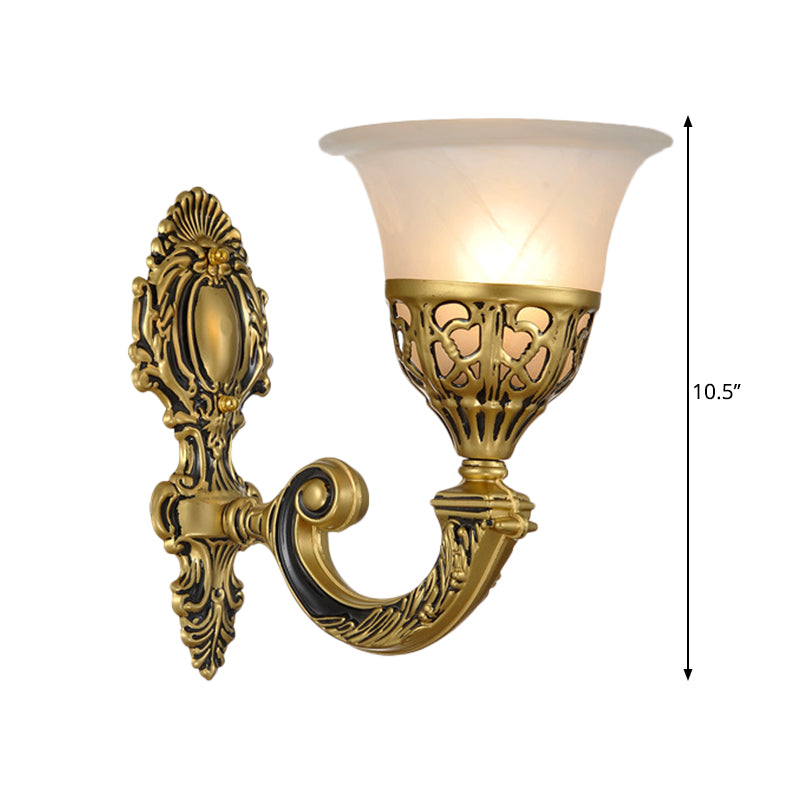 Frendorf | 1 Glühbirne Frosted Glass Wandleuchte Klassisches Bronze Wohnzimmer Wandmontierte Lampe mit geschnitzter Rückplatte
