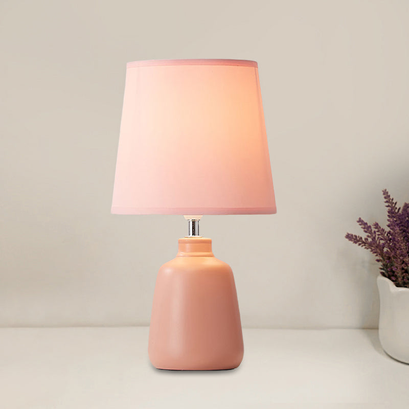 Stoff Schmal zulaufende Nachttischlampe Nordisch 1 Licht Tischlampe mit Vase Keramikbasis in Pink/Blau/Grün