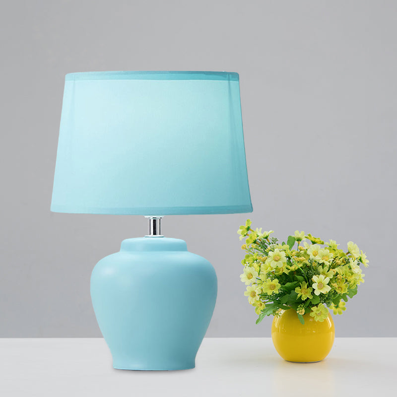 Stoff Schmal zulaufende Nachttischlampe Nordisch 1 Licht Tischlampe mit Vase Keramikbasis in Pink/Blau/Grün
