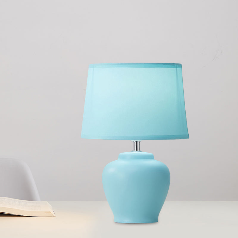 Stoff Schmal zulaufende Nachttischlampe Nordisch 1 Licht Tischlampe mit Vase Keramikbasis in Pink/Blau/Grün