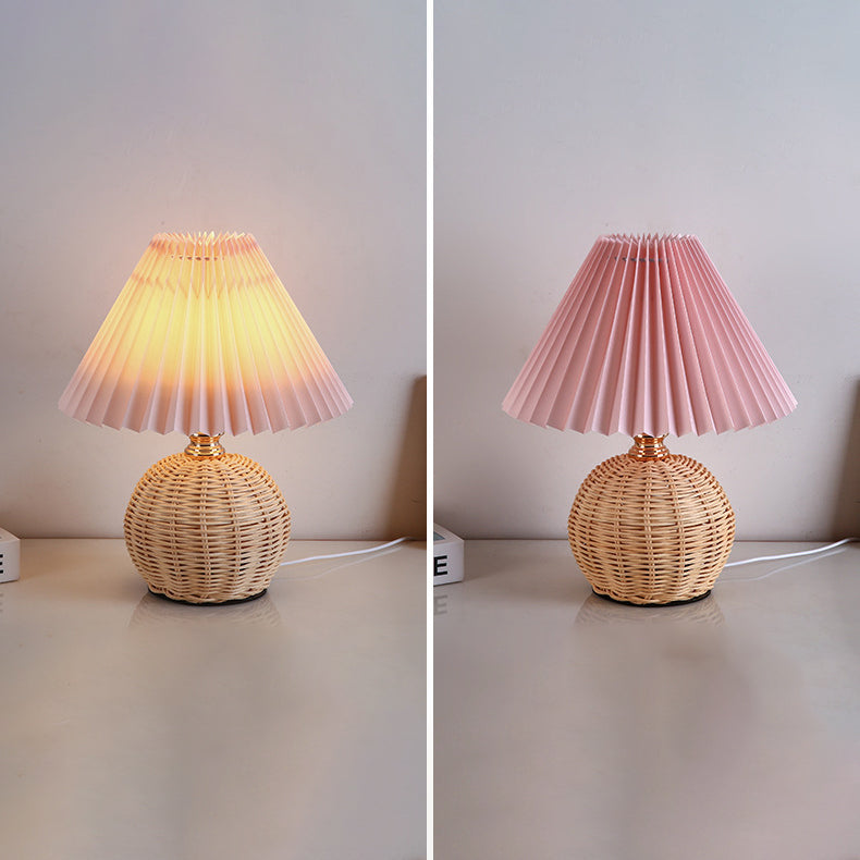 Frendorf | RattaLume Nordic LED Tischlampe | Geflochtenes Rattan & Faltstoffschirm | Stimmungslicht | Deko fürs Schlafzimmer