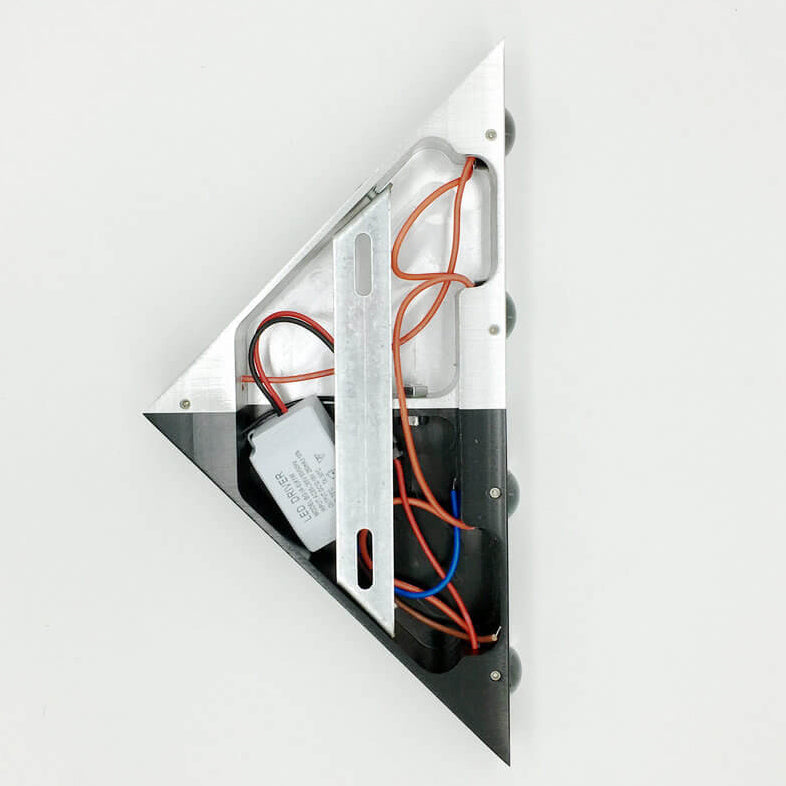 Frendorf | TriLumina Prisma LED Wandleuchte | Kreatives Pyramidendesign | Aluminium & Acryl | Farbige Lichtoptionen