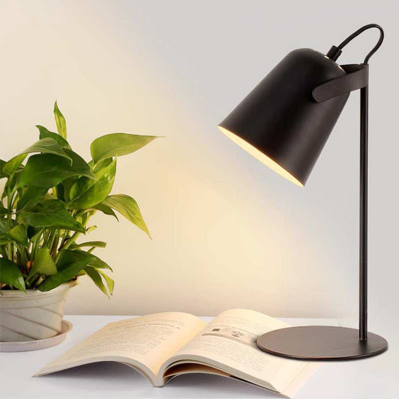 Verstellbare Barre Schatten Schreibtischlampe Macaron Stil Metallic 1 Licht Schlafzimmer Stehende Schreibtischlampe in Schwarz/Grau