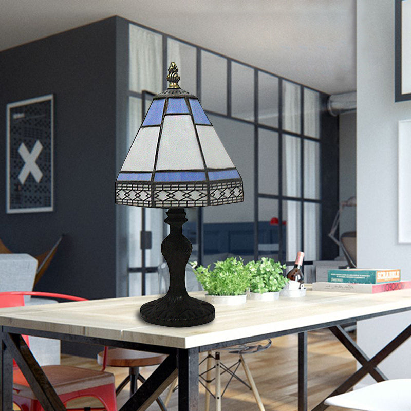 Beige/Blaue Konische Stehlampe Tiffany Stil 1 Kopf Tischbeleuchtung für Nachttisch