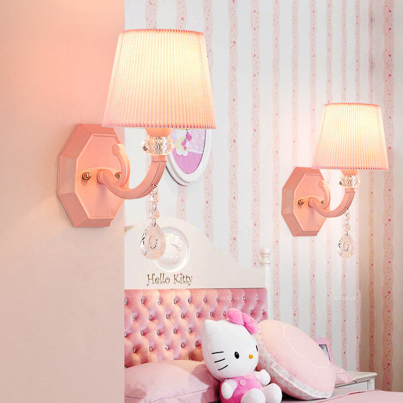 Frendorf | Stofffaltete Kegelleuchte mit klarem Kristall für das Mädchenzimmer Kinder Wandleuchte in pinker Ausführung