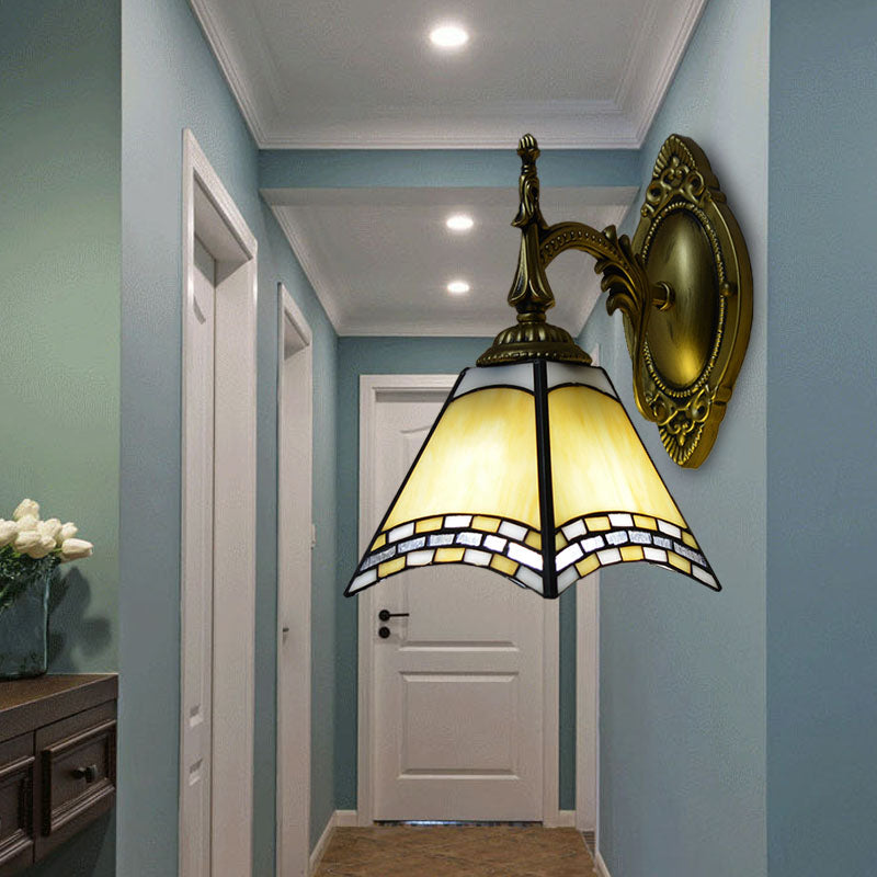 Frendorf | Tiffany Pyramide Wandlamp Gestraald Glas 1 Licht Wandverlichting in Groen/Blauw/Geel voor Slaapkamer