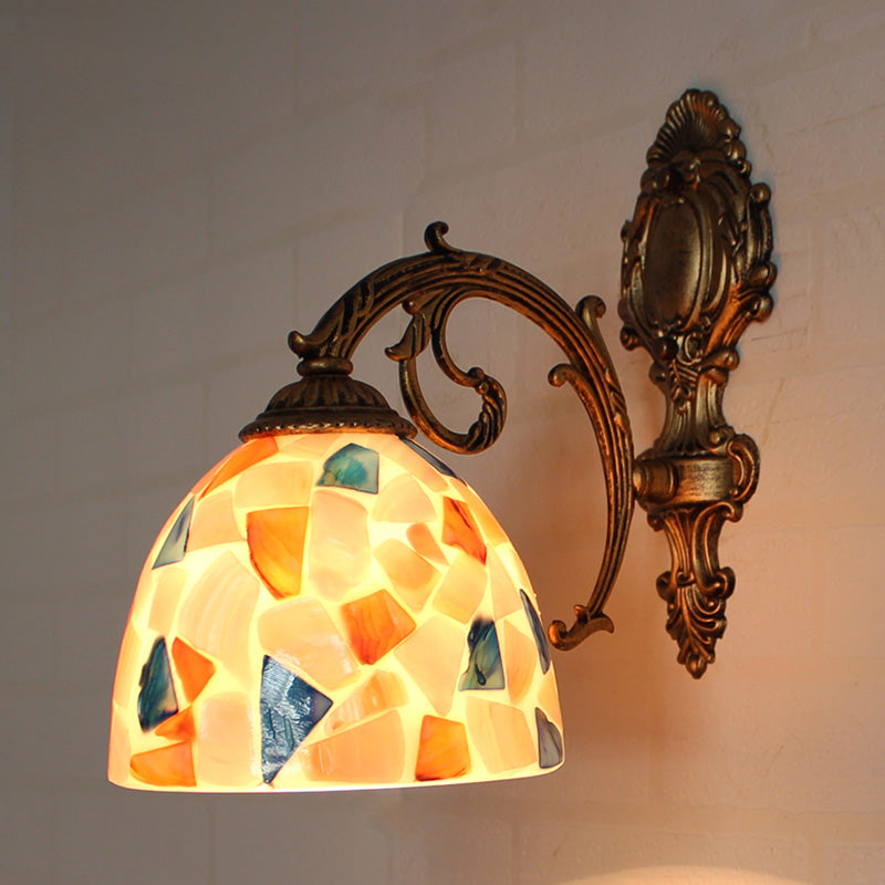 Frendorf | 1 Licht Wandleuchte mit Beige/Weiß-Grau/Gelb-Blau Schirm Tiffany Mosaik Muschel Wandleuchte aus Messing für das Schlafzimmer