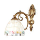 Frendorf | 1 Licht Wandleuchte mit Beige/Weiß-Grau/Gelb-Blau Schirm Tiffany Mosaik Muschel Wandleuchte aus Messing für das Schlafzimmer