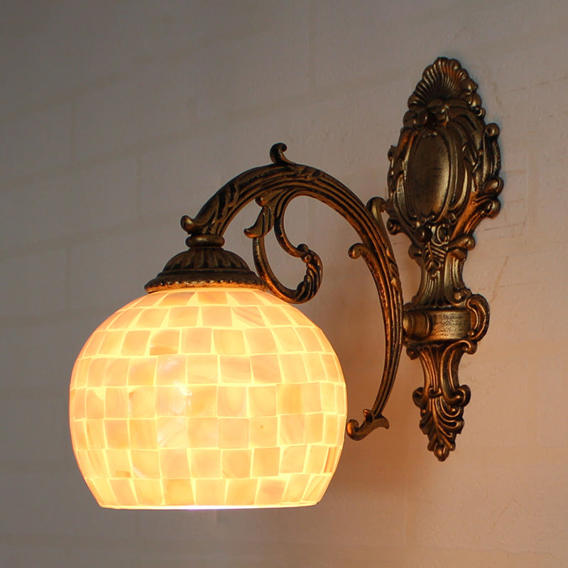 Frendorf | 1 Licht Wandleuchte mit Beige/Weiß-Grau/Gelb-Blau Schirm Tiffany Mosaik Muschel Wandleuchte aus Messing für das Schlafzimmer