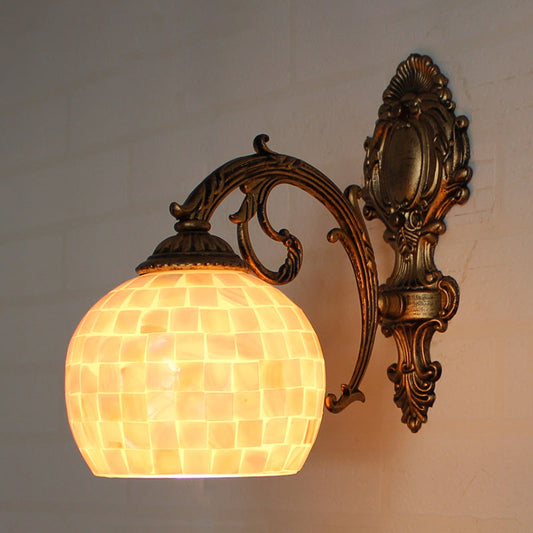 Frendorf | 1 Licht Wandleuchte mit Beige/Weiß-Grau/Gelb-Blau Schirm Tiffany Mosaik Muschel Wandleuchte aus Messing für das Schlafzimmer