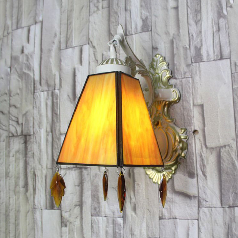 Frendorf | Geometrische Wandlamp Tiffany-Stil Buntglas 1 Licht Wandlamp Armatur mit Blattanhänger in Bernstein/Grün/Klar
