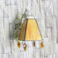 Frendorf | Geometrische Wandlamp Tiffany-Stil Buntglas 1 Licht Wandlamp Armatur mit Blattanhänger in Bernstein/Grün/Klar