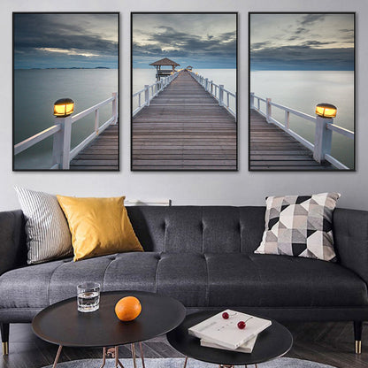 Frendorf | Seaside Bridge Scene Art Print Moderne Canvas Multi-Piece Schilderij in Zachte Kleur, Set van Drie