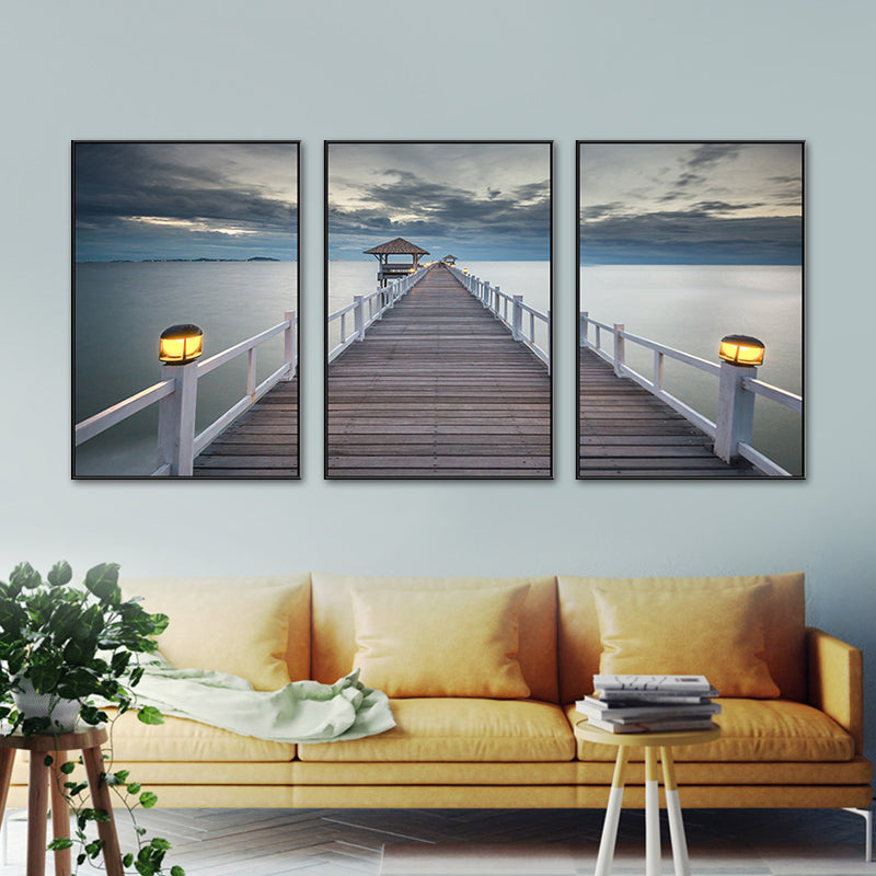 Frendorf | Seaside Bridge Scene Art Print Moderne Canvas Multi-Piece Schilderij in Zachte Kleur, Set van Drie