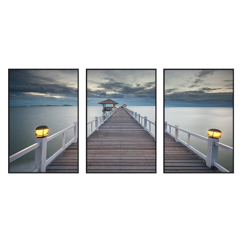 Frendorf | Seaside Bridge Scene Art Print Moderne Canvas Multi-Piece Schilderij in Zachte Kleur, Set van Drie