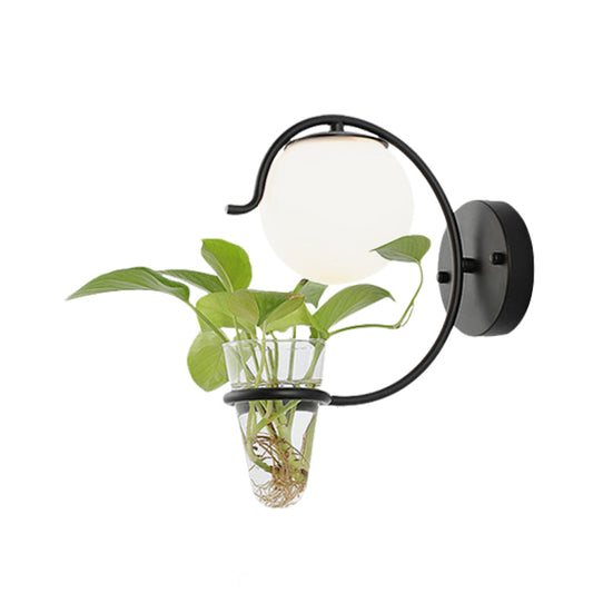 Frendorf | Creme/Rookgrijze Glazen Orb Wandlamp Vintage 1-Lamp Slaapkamer Wandlamp in Zwart/Goud met C-Vormige Arm en Plantenbeker