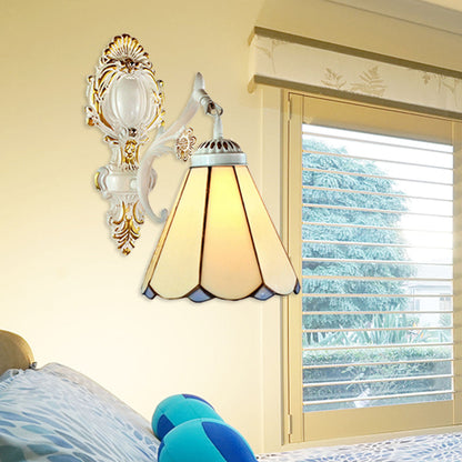 Frendorf | Konische Wandlampe Traditionell Beiges Glas 1 Licht Wandbeleuchtung in Weißer Ausführung für Schlafzimmer