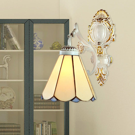 Frendorf | Konische Wandlampe Traditionell Beiges Glas 1 Licht Wandbeleuchtung in Weißer Ausführung für Schlafzimmer