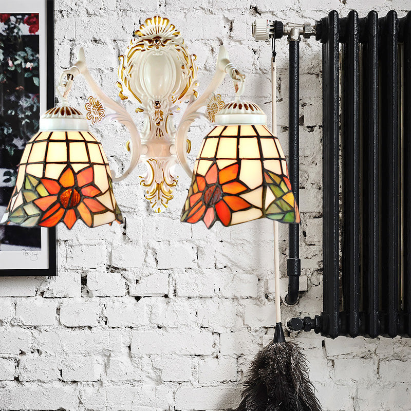 Frendorf | Bell Wohnzimmer Wandlampe mit Sonnenblumen-Glas 2 Glühbirnen traditionelle Tiffany-Wandleuchte mit Bogen/Gekrümmtem Arm in Weiß