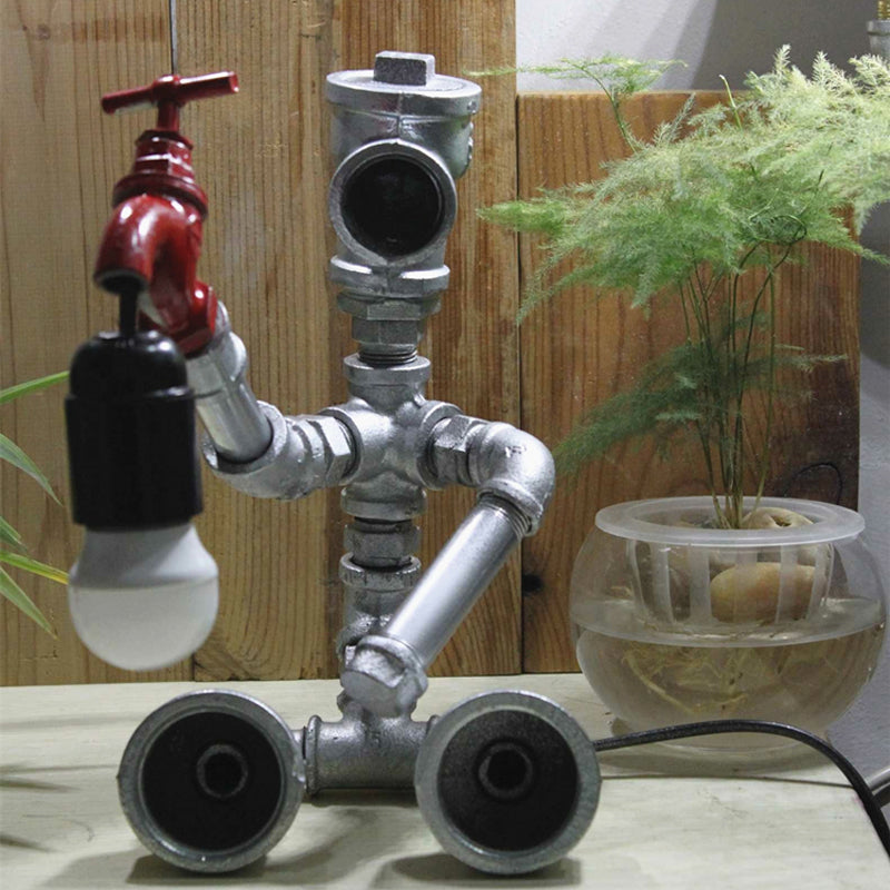 Metallic Sitzender Roboter Tischleuchte mit Wasserhahn Deco Steampunk 1 Licht Kinderzimmer Tischleuchte in Bronze/Silber