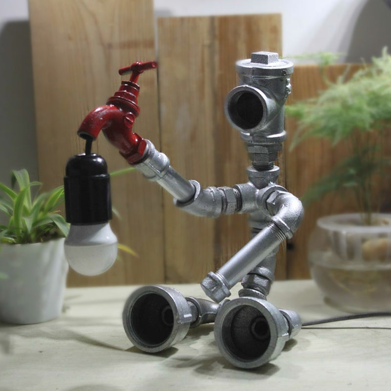 Metallic Sitzender Roboter Tischleuchte mit Wasserhahn Deco Steampunk 1 Licht Kinderzimmer Tischleuchte in Bronze/Silber