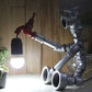 Metallic Sitzender Roboter Tischleuchte mit Wasserhahn Deco Steampunk 1 Licht Kinderzimmer Tischleuchte in Bronze/Silber