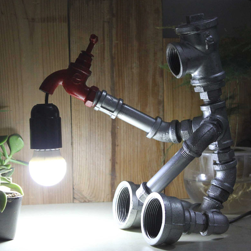 Metallic Sitzender Roboter Tischleuchte mit Wasserhahn Deco Steampunk 1 Licht Kinderzimmer Tischleuchte in Bronze/Silber
