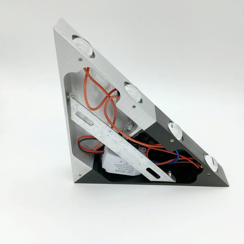 Frendorf | TriLumina Prisma LED Wandleuchte | Kreatives Pyramidendesign | Aluminium & Acryl | Farbige Lichtoptionen