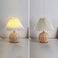Frendorf | RattaLume Nordic LED Tischlampe | Geflochtenes Rattan & Faltstoffschirm | Stimmungslicht | Deko fürs Schlafzimmer