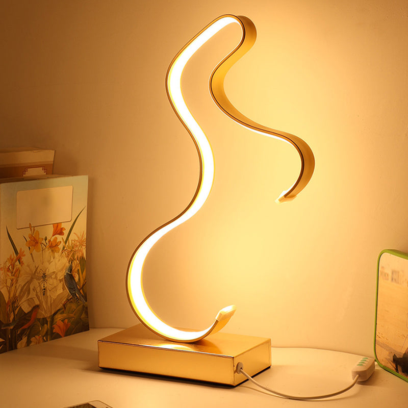 Schwarz/Gold Pferdeförmige Tischlampe Moderne LED Metall Arbeitsbeleuchtung mit rechteckigem Podest