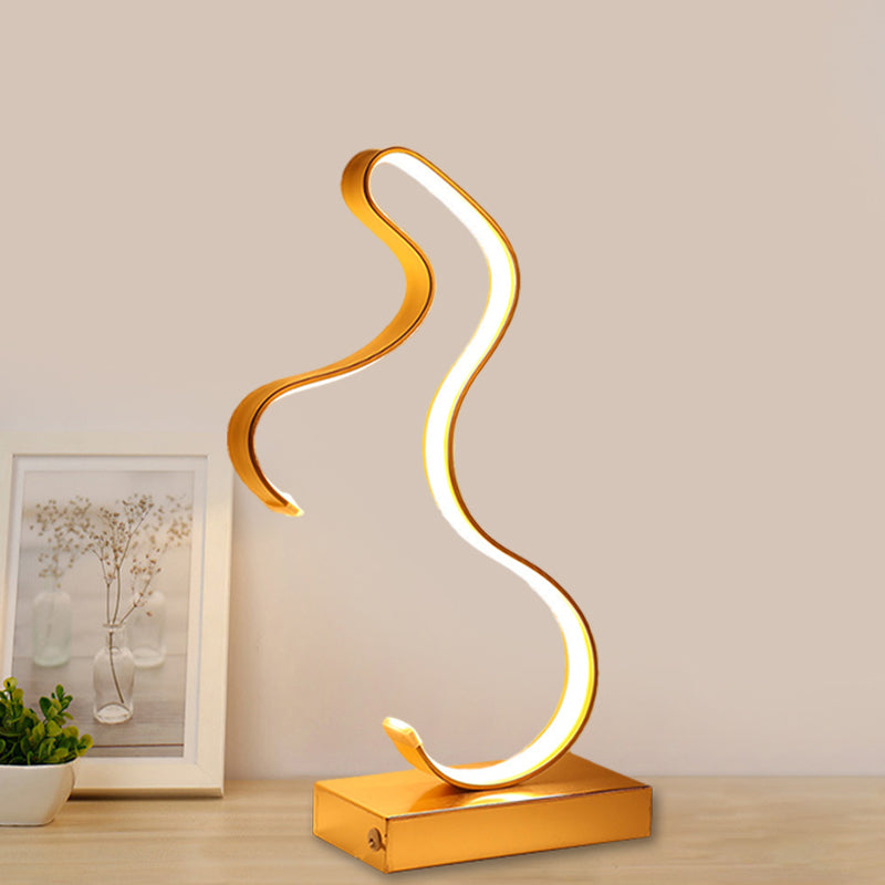 Schwarz/Gold Pferdeförmige Tischlampe Moderne LED Metall Arbeitsbeleuchtung mit rechteckigem Podest
