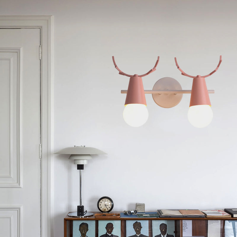 Frendorf | 2 Köpfe Kegel Wandlampe mit Geweihen Zeitgenössische Metall Wandlaterne für das Arbeitszimmer