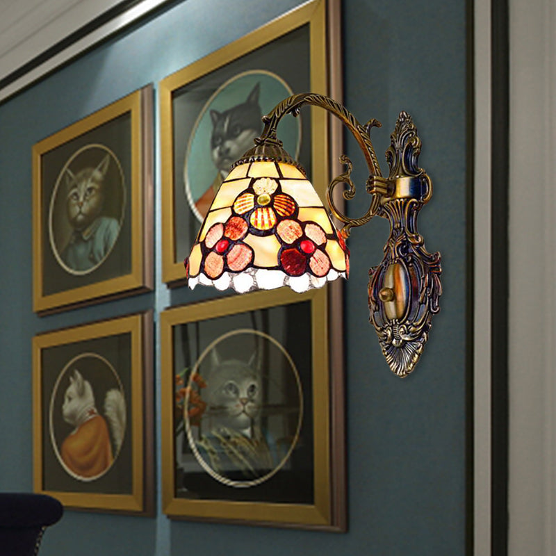Frendorf | Schalenförmige Wandmontage Leuchte mit Buntglas 1-Licht Wandbeleuchtung mit Blumenmuster in Antikmessing