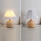 Frendorf | RattaLume Nordic LED Tischlampe | Geflochtenes Rattan & Faltstoffschirm | Stimmungslicht | Deko fürs Schlafzimmer