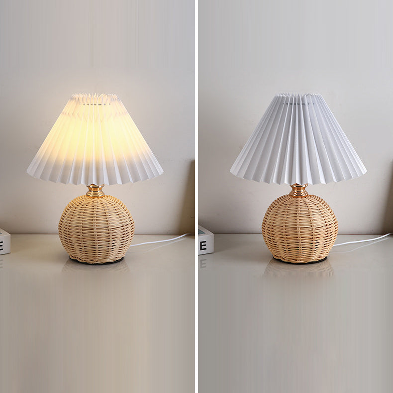 Frendorf | RattaLume Nordic LED Tischlampe | Geflochtenes Rattan & Faltstoffschirm | Stimmungslicht | Deko fürs Schlafzimmer