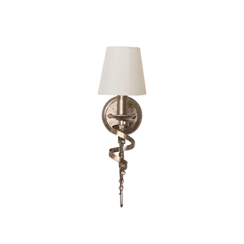 Frendorf | 1 Glühbirne Wandleuchte Sconce Bauernhaus Barrel Stoff Wandlampe in Weiß mit Spiralmuster und Kristallkette Deco