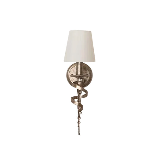 Frendorf | 1 Glühbirne Wandleuchte Sconce Bauernhaus Barrel Stoff Wandlampe in Weiß mit Spiralmuster und Kristallkette Deco
