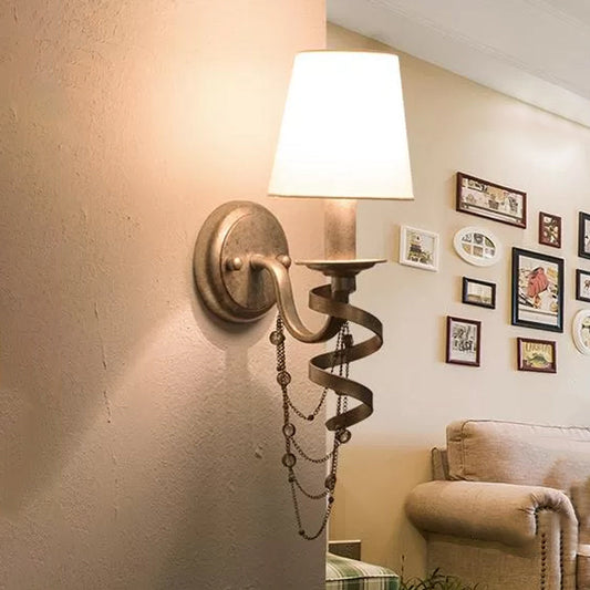 Frendorf | 1 Glühbirne Wandleuchte Sconce Bauernhaus Barrel Stoff Wandlampe in Weiß mit Spiralmuster und Kristallkette Deco