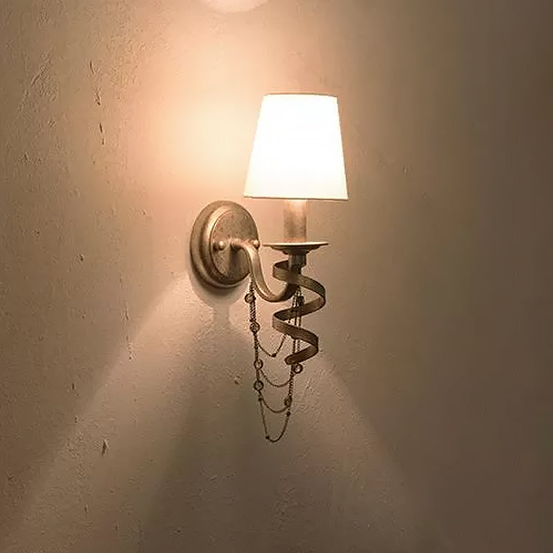 Frendorf | 1 Glühbirne Wandleuchte Sconce Bauernhaus Barrel Stoff Wandlampe in Weiß mit Spiralmuster und Kristallkette Deco