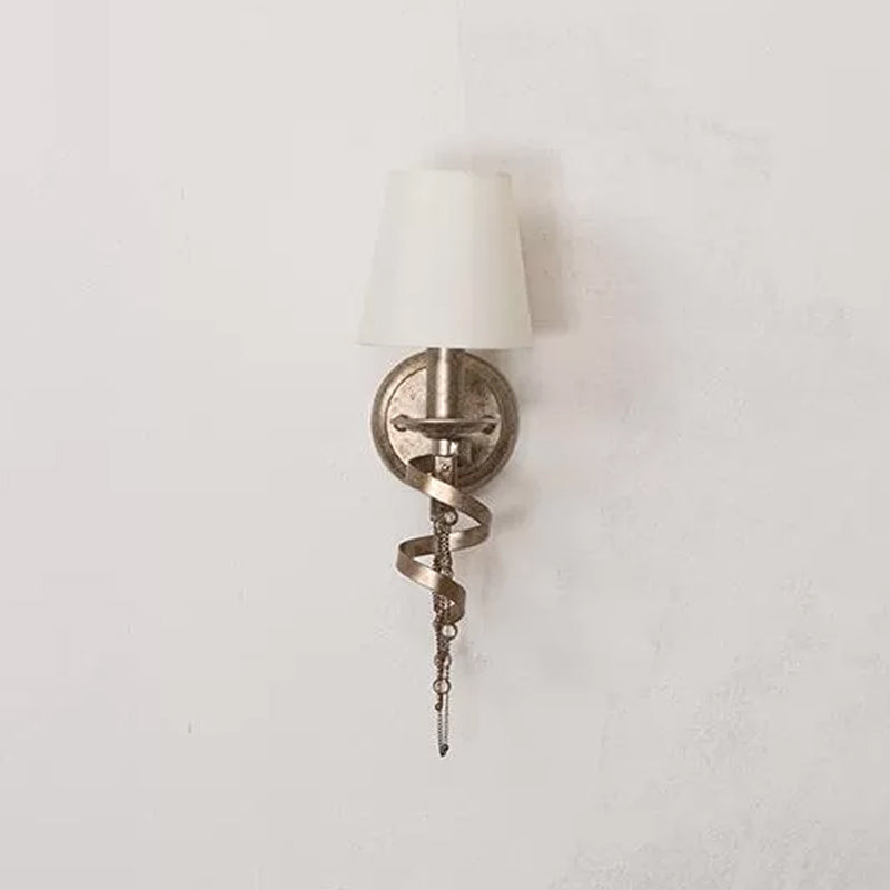 Frendorf | 1 Glühbirne Wandleuchte Sconce Bauernhaus Barrel Stoff Wandlampe in Weiß mit Spiralmuster und Kristallkette Deco