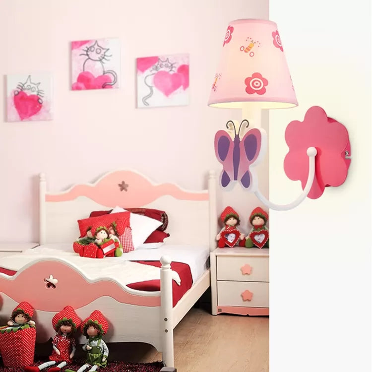 Frendorf | Schöne Schmetterling Wandlampe 1 Licht Metall Wandbeleuchtung mit Stoffschirm in Pink für das Mädchenzimmer