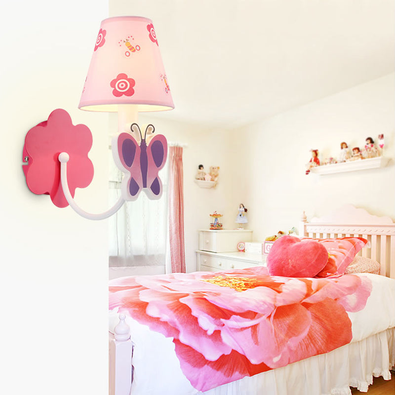 Frendorf | Schöne Schmetterling Wandlampe 1 Licht Metall Wandbeleuchtung mit Stoffschirm in Pink für das Mädchenzimmer