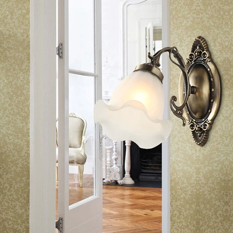 Frendorf | 1/2-Birne Opal Matt Glas Wandlampe Landhaus Bronze Blume Wohnzimmer Beleuchtung Ideen