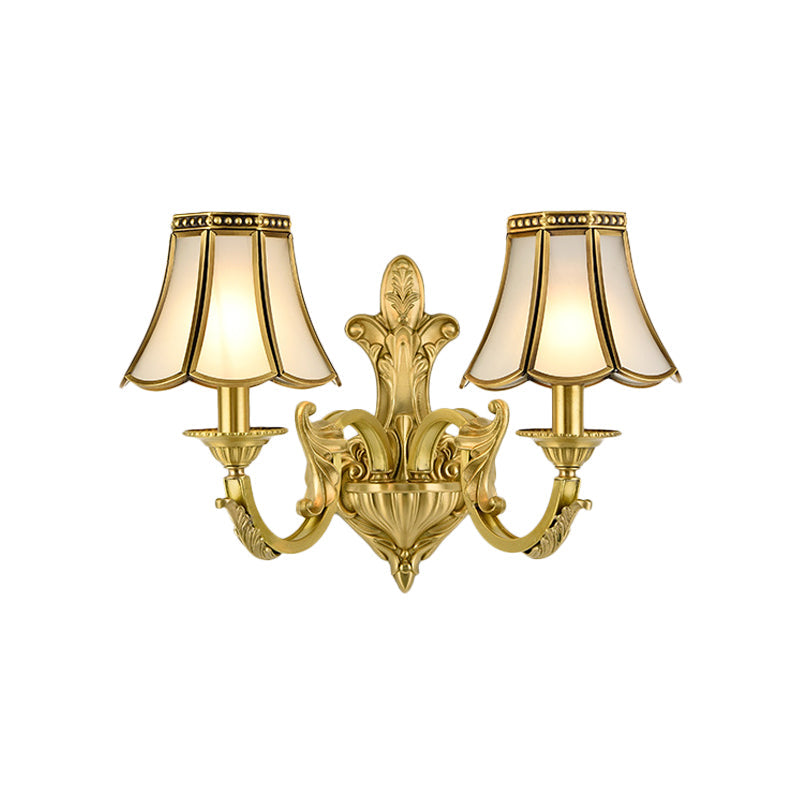 Frendorf | 1/2 Licht Geflared/Bell Wandgemonteerde Licht Traditionelles Poliertes Messing Frosted Glas Wandlampe