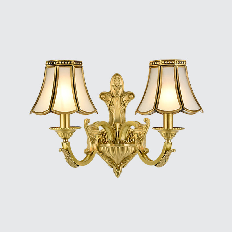 Frendorf | 1/2 Licht Geflared/Bell Wandgemonteerde Licht Traditionelles Poliertes Messing Frosted Glas Wandlampe