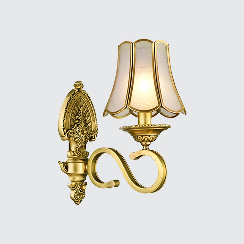 Frendorf | 1/2 Licht Geflared/Bell Wandgemonteerde Licht Traditionelles Poliertes Messing Frosted Glas Wandlampe